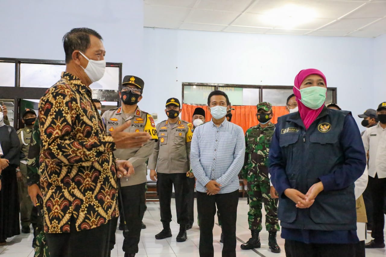 Jajaran Forkopimda Jatim saat mengunjungi Posko Satgas Covid-19 di Desa Candimulyo, Kabupaten Jombang, Rabu (24/2/2021) malam. 