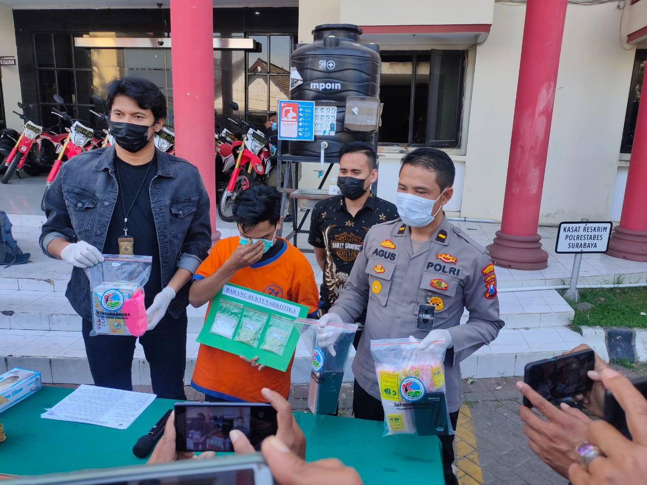 Tersangka kurir narkoba SA saat dihadapkan ke media di Kapolrestabes Surabaya, Jumat (26/2/2021). 