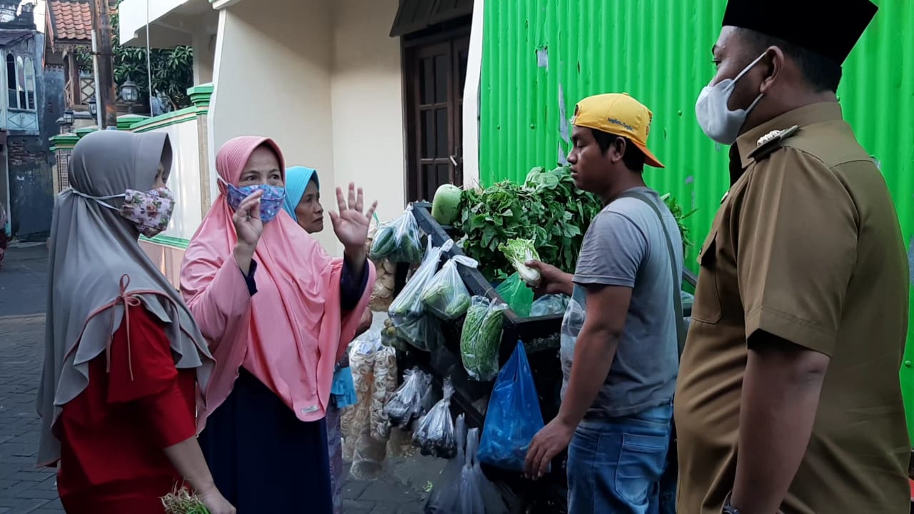 Bupati Gresik Fandi Akhmad Yani berbincang dengan warga sekitar rumah dinas sebelum berangkat ke Kantor Bupati, Senin (1/3/2021). 