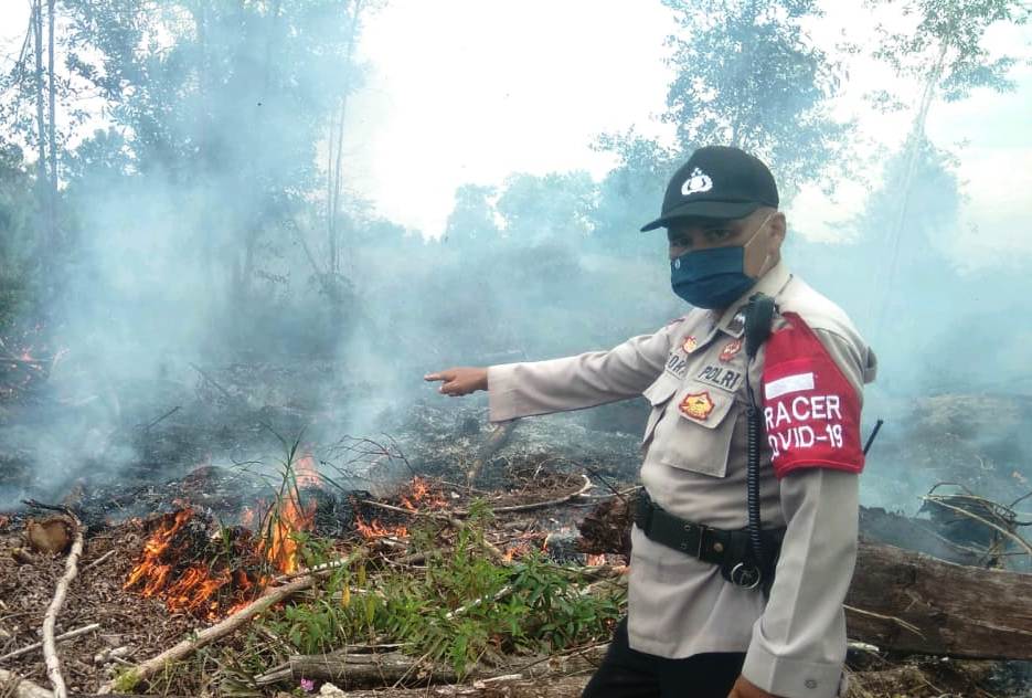 Bhabinkamtibmas Polsek Pahandut, Aipda Toha saat menunjukkan kebakaran lahan di Jalan Yos Sudarso Ujung, Palangka Raya, Senin (01/3/2021). 