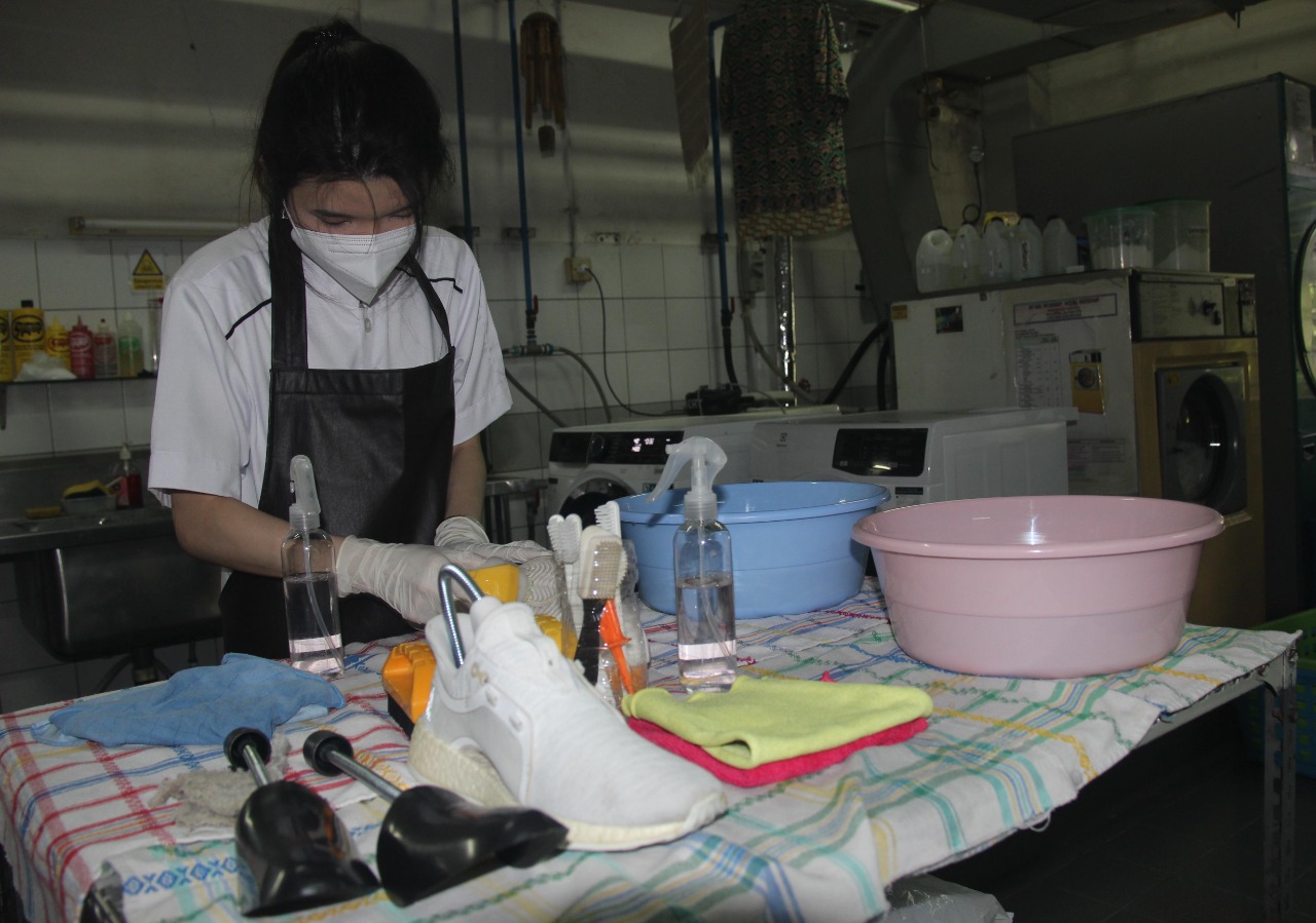 Mahasiswa UK Petra saat mengikuti perkuliahan di lab laundry. 