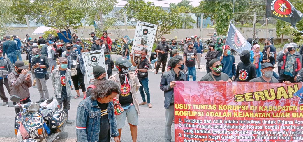 Ratusan massa dari aktivis Gempal melakukan aksi demo di depan Kejari Gresik, Selasa (02/3/2021), menuntut segala korupsi di tuntaskan.