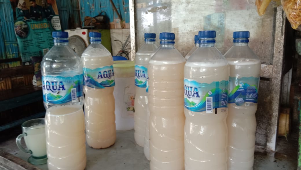 Tuak, minuman khas tradisional asal Tuban, Jawa Timur. Meski memabukkan, tidak ada larangan bagi yang meminumnya.