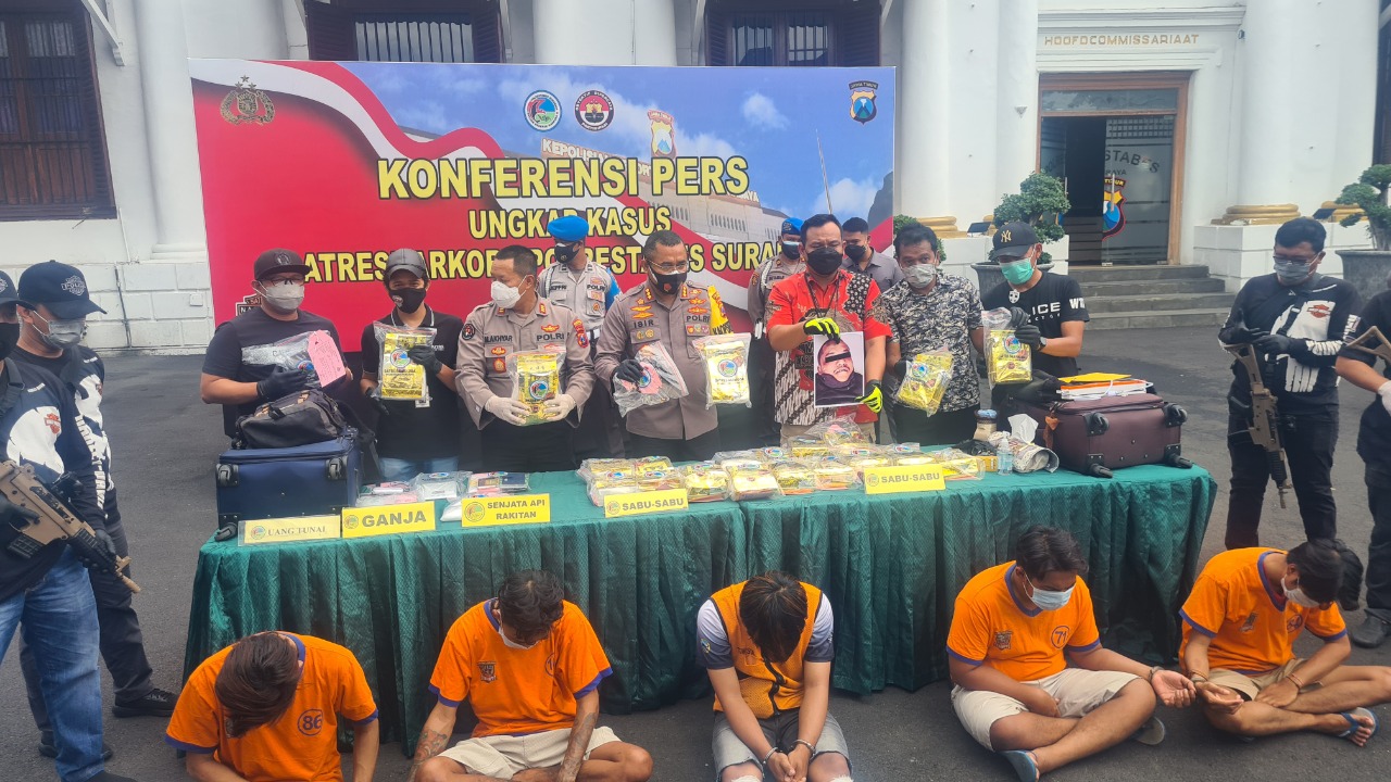 AKBP Memo Ardian (dua dari kanan) saat melakukan pers rilis bandar narkoba. (Dokumentasi)