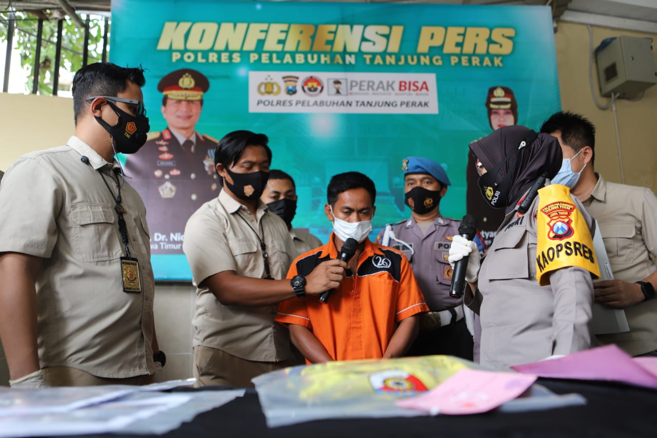 Kapolres Pelabuhan Tanjung Perak AKBP Ganis Setyaningrum menunjukkan tersangka dan barang bukti dari penusukan yang terjadi di Jalan Tenggumung Wetan Gang Mangga, Wonokusumo, Surabaya.