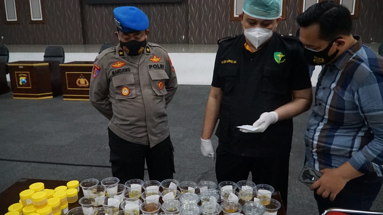 Suasana tes urine anggota Satreskrim Polrestabes Surabaya.