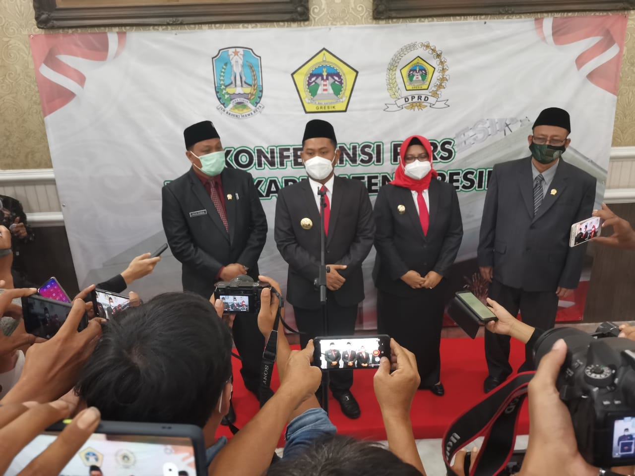 Bupati Fandi Akhmad Yani dan Wakil Bupati Gresik, Aminatun Habibah memberi keterangan pers usai sertijab di gedung DPRD Gresik, Sabtu (06/3/2021).