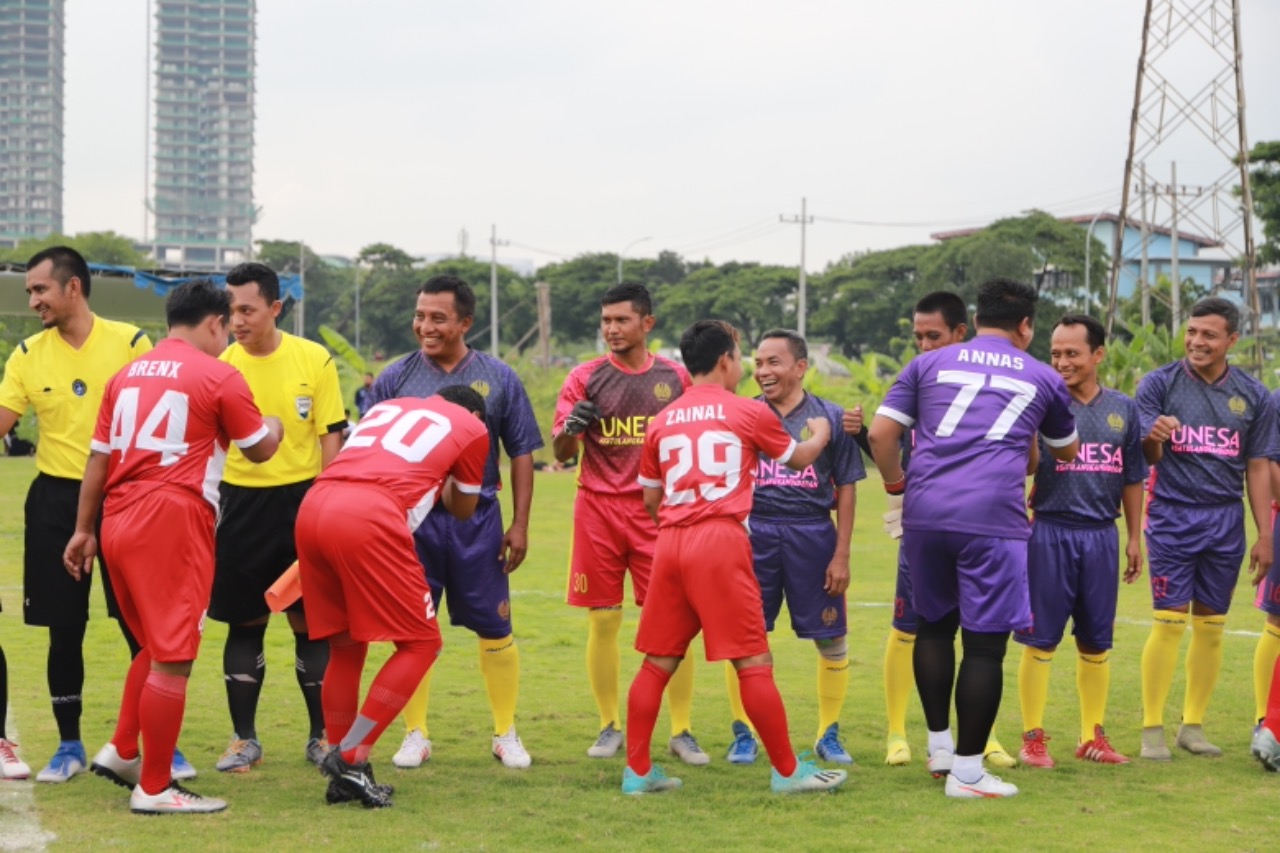 Pemain bola dari civitas Unesa dan Legenda Persebaya saat tanding bola di Stadion Unesa Kampus Lidah Wetan.