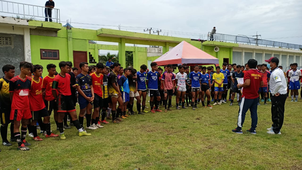 Pemain-pemain yang mengikuti seleksi untuk Timnas U17 di lapangan Persada, Dalegan mendapat arahan dari pelatih Sanusi Rahman sebelum menjalani seleksi, Minggu (7/3/2021).