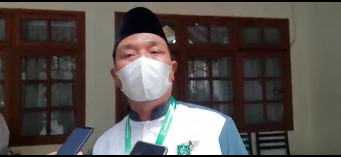 Ketua DPRD Gresik Much. Abdul Qodir saat diwawancarai awak media usai rapat pleno di salah satu hotel di Gresik, Minggu (7/3/2021).