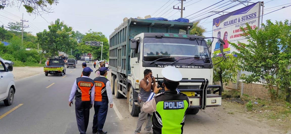 Truk yang melanggar muatan angkutan barang yang tidak menggunakan tutup bak muatan terjaring operasi Dishub Gresik, Senin (8/3/2021).