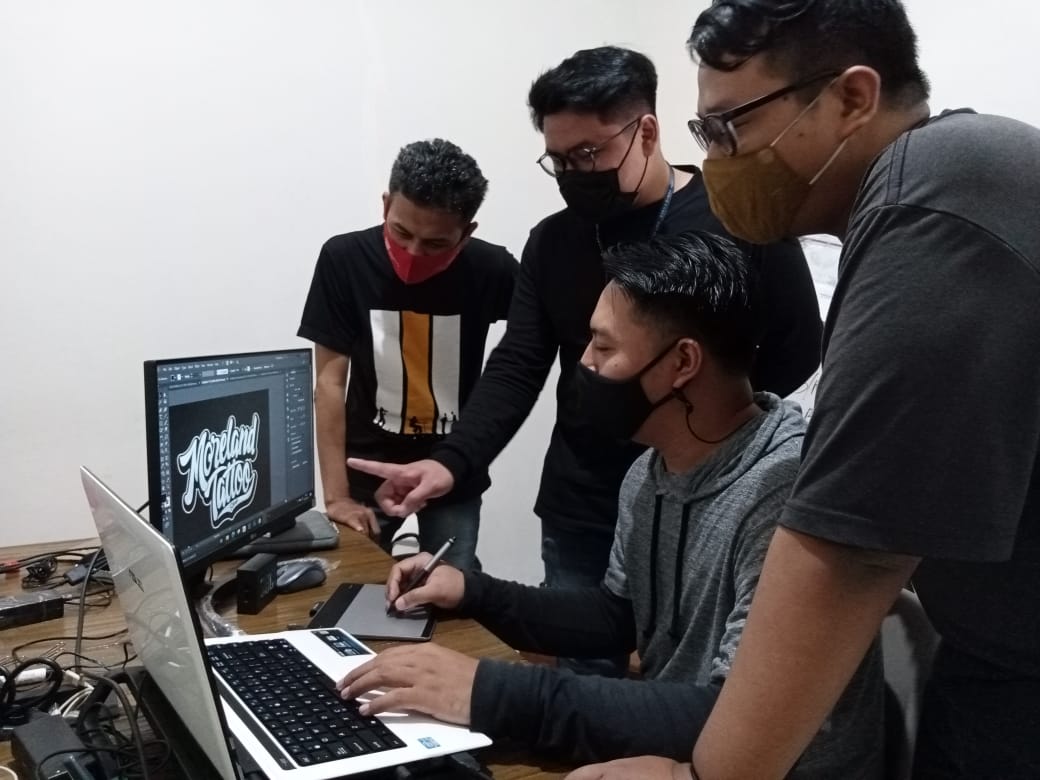 Galih Lintang Satuhu dan kawan-kawan saat proses editing komik.