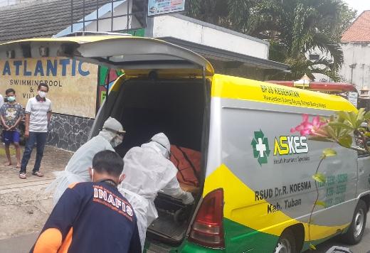Petugas mengevakuasi warga yang gantung diri di tempat kejadian Kelurahan Ronggomulyo, Kecamatan Tuban, Kabupaten Tuban. (FOTO: AT WILOTO/BACASAJA .ID)