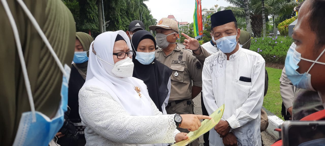 Wakil Bupati Gresik, Aminatun Habibah menemui puluhan massa aksi KOPRI PMII di depan kantor Pemkab Gresik, Senin (8/3/2021). 