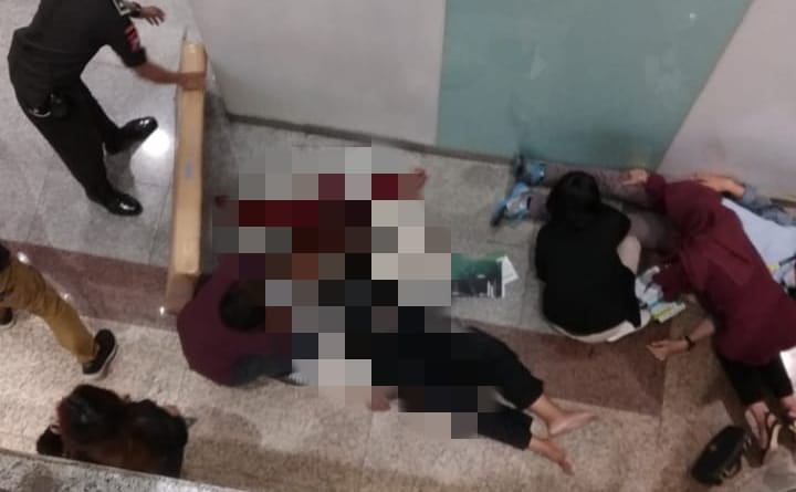 Penampakan tubuh Mr X yang tergeletak setelah melompat dari lantai tiga TP I Surabaya.