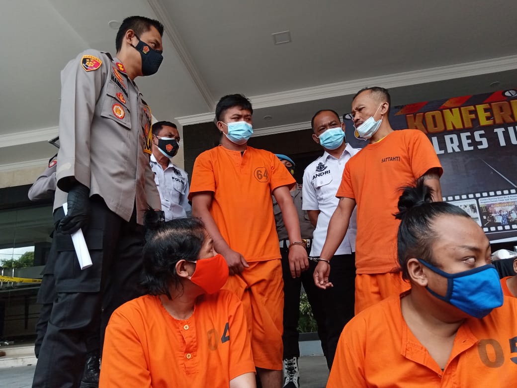 Tersangka PJ (ayah) dan RC (anak) diamankan kr Polres Tulungagung, diduga terlibat jaringan narkoba Lapas Madiun. 