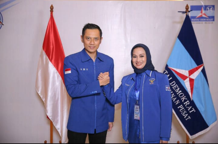 Ketua Umum Partai Demokrat, Agus Harimurti Yudhoyono (AHY) bersama Ketua DPC Partai Demokrat Surabaya, Lucy Kurniasari (dokumentasi pribadi)