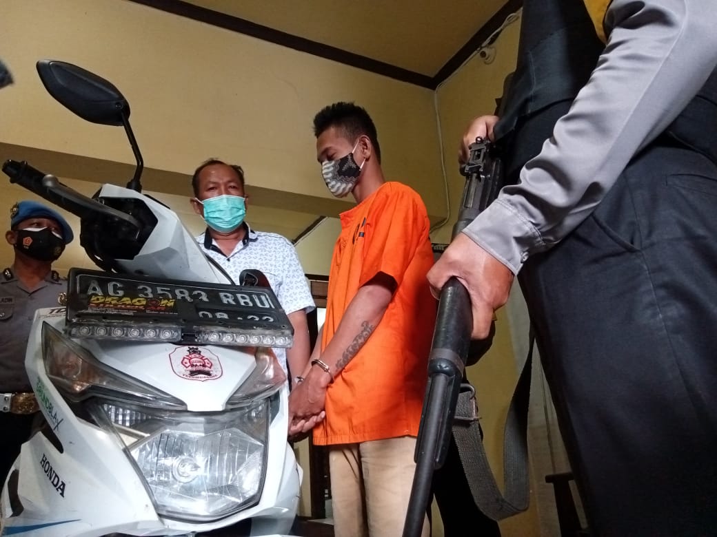 Pelaku jambret yang telah lima kali beraksi di Tulungagung itu kini hanya bisa tertunduk setelah ditangkap polisi.