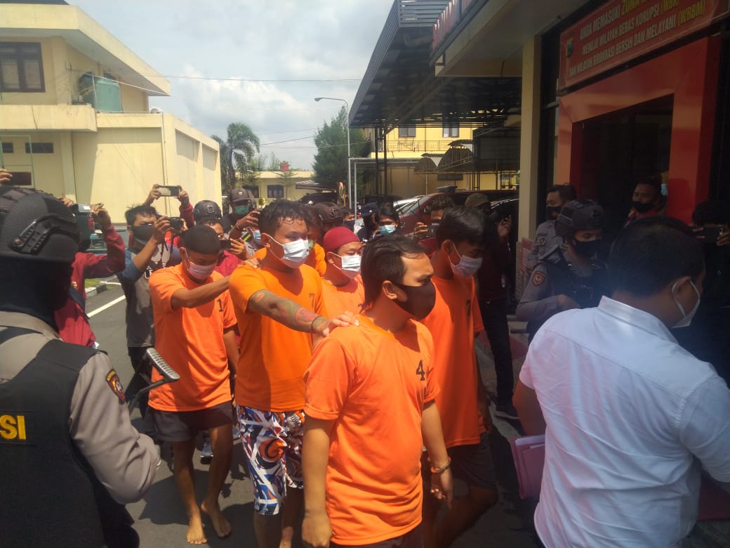 Tujuh tersangka sindikat pengedar obat-obatan penggugur kandungan yang diamankan Unit Reskrim Polres Mojokerto