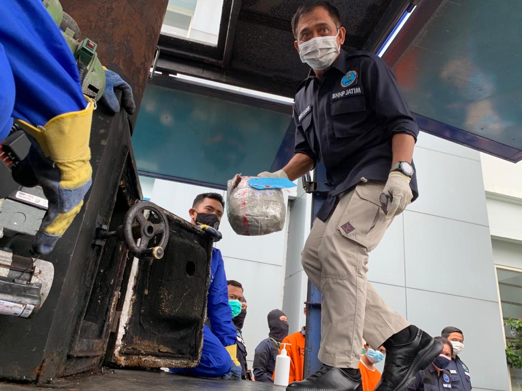 Petugas BNNP Jatim saat memusnahkan ganja di Kantor BNNP Jatim (Istimewa) 