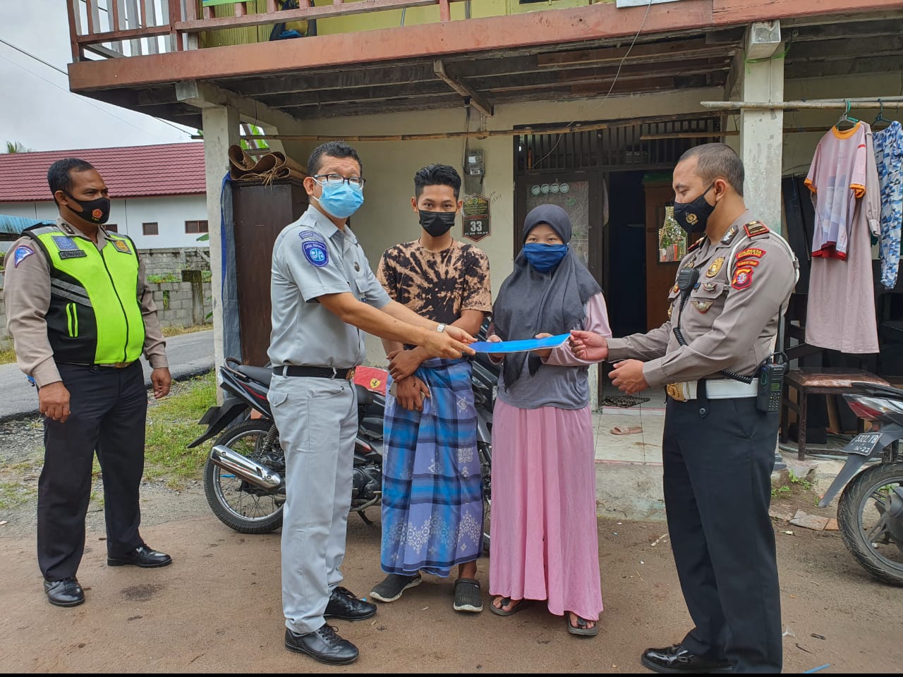 Prosesi penyerahan bantuan dari Polresta Palangka Raya bersama Jasar Raharja kepada korban Jambret di Palangka Raya. (Ist)