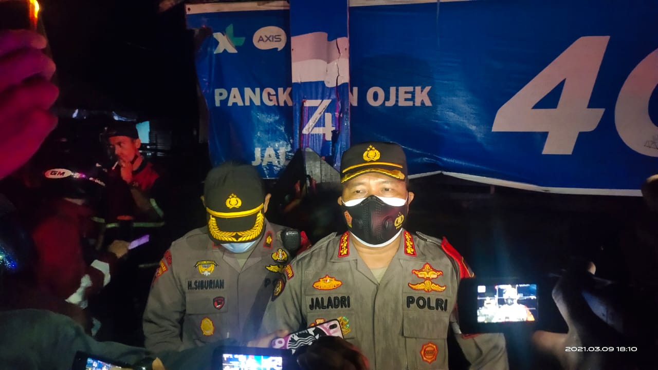 Kapolresta Palangka Raya, Kombes Pol Dwi Tunggal Jaladri, S.I.K., S.H., M.hum saat memberikan keterangan saat setelah api berhasil padamkan. (Dok. Humas Polresta Palangka Raya)