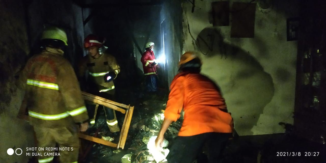 Suasana personel Damkar Bojonegoro memadamkan api yang membakar rumah Sumarni.