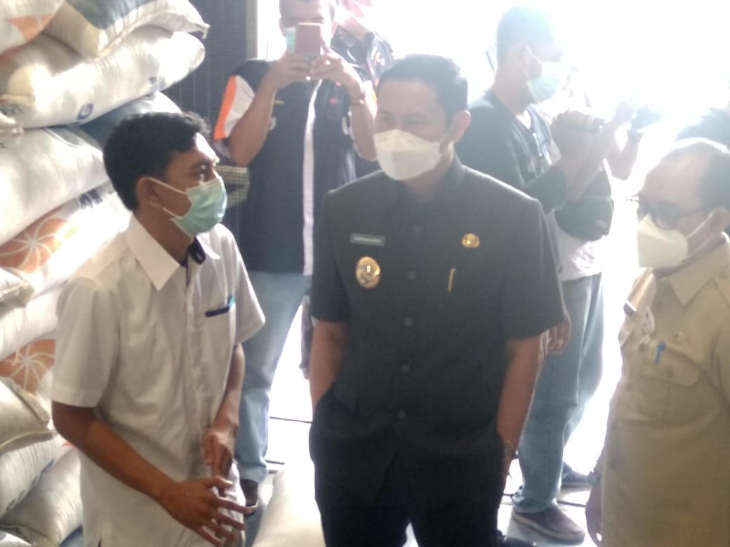 Bupati Yuhronur Effendi melakukan sidak di Gudang Bulog Sukorejo Lamongan. (Foto : at5/ist/Bacasaja.id) 