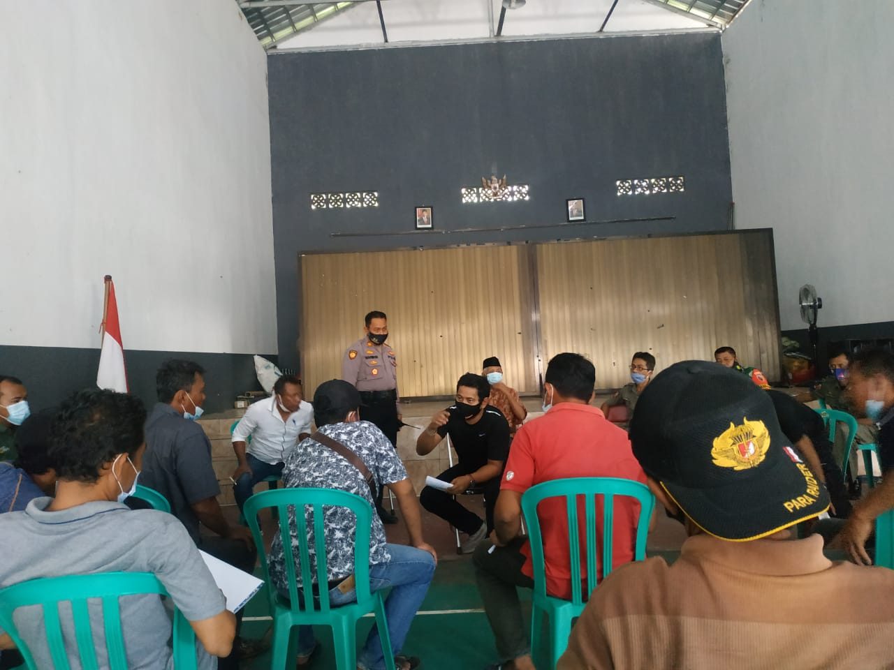 Warga Desa Ngulan Kulon, Kabupaten Trenggalek saat meluruk kantor desa.
