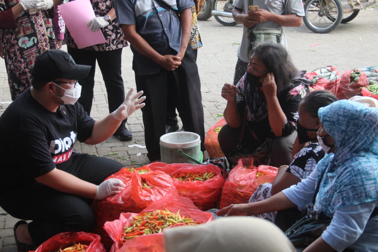 Bupati Kediri Hanindhito Pramono saat bertemu pedagang cabai di Pasar Induk Pare, Rabu (10/3/2021).