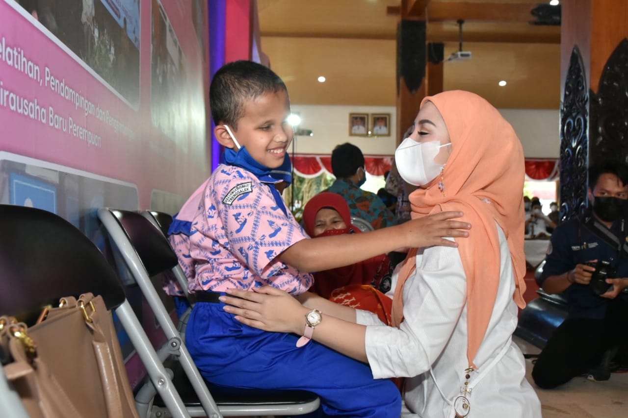 inisiator Sekolah Perempuan, Anak, Disabilitas dan Kelompok Rentan Lainnya (Sepeda Keren) Trenggalek Novita Hardini saat bersama anak penyandang disabilitas.