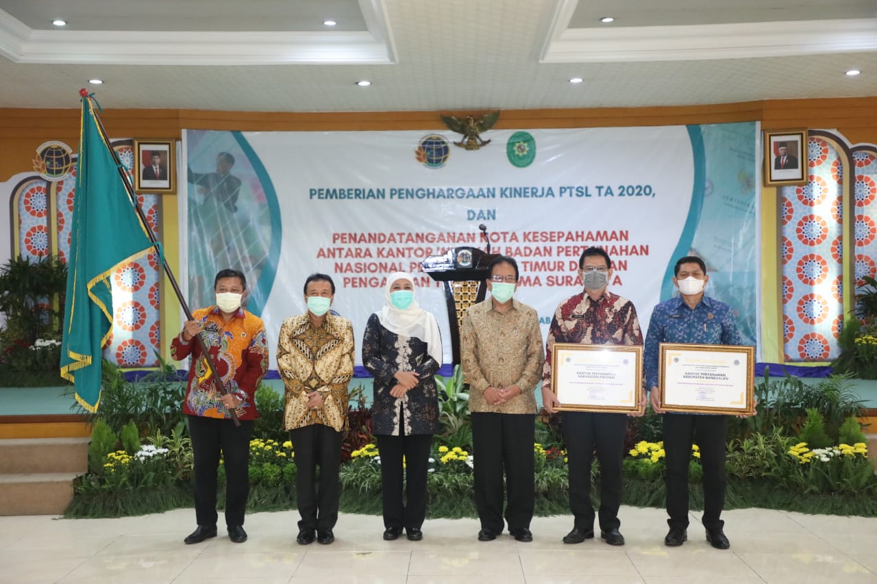 BPN Lamongan menerima penghargaan peringkat 1 PTSL Provinsi Jawa Timur, Rabu (10/3/2021). 