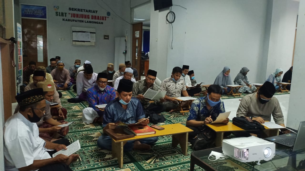 Khotmil Qur'an secara virtual di dinas Sosial Lamongan, Rabu (10/3/2021).