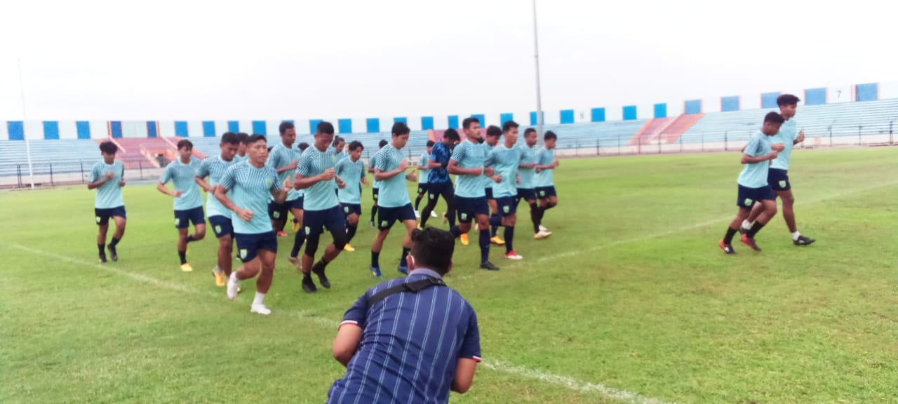 Pemain Persela Lamongan menjalani latihan untuk persiapan Piala Menpora, Kamis (11/3/2011) di stadion Surajaya. (Ichol/bacasaja.id)