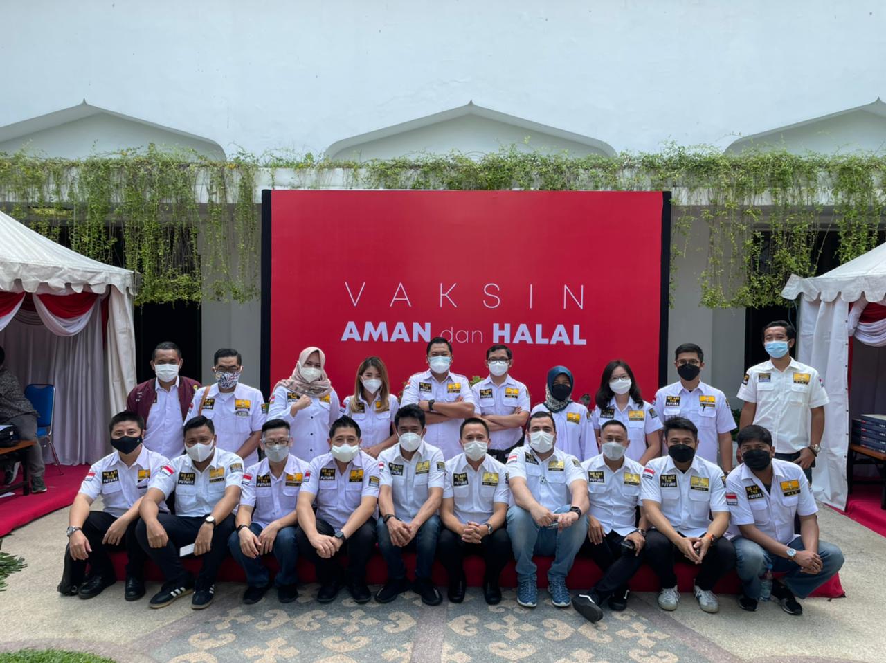 Seluruh jajaran BPD HIPMI Jatim usai mengikuti vaksinasi.