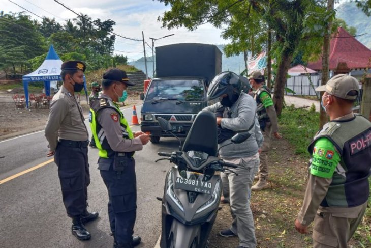 Petugas gabungan memeriksa kelengkapan surat dan barang bawaan pengendara yang melintas perbatasan Trenggalek-Ponorogo di jalur provinsi Desa Nglinggis, Trenggalek, Sabtu (13/3/2021). (Ist)
