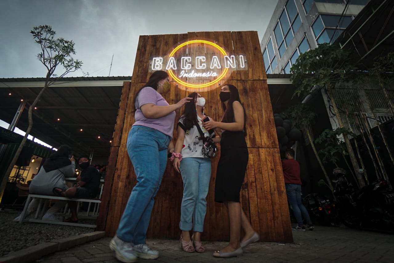 Pengunjung saat berswafoto di Baccani Indonesia