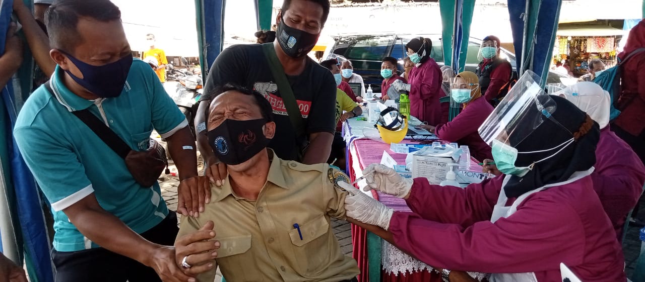 Pelaksanaan vaksinasi covid-19 di Tulungagung. (Foto: Noyo/Bacasaja.id)