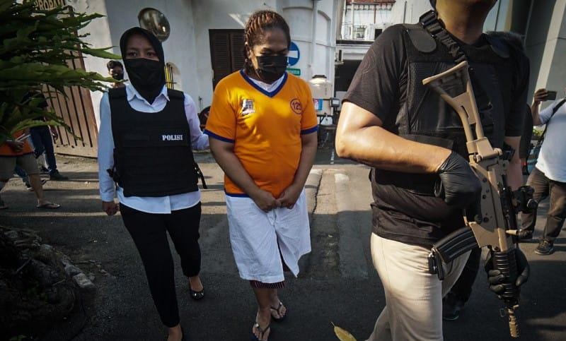 Tersangka Yunari (44), mantan pegawai bandara yang jadi pengedar narkoba.