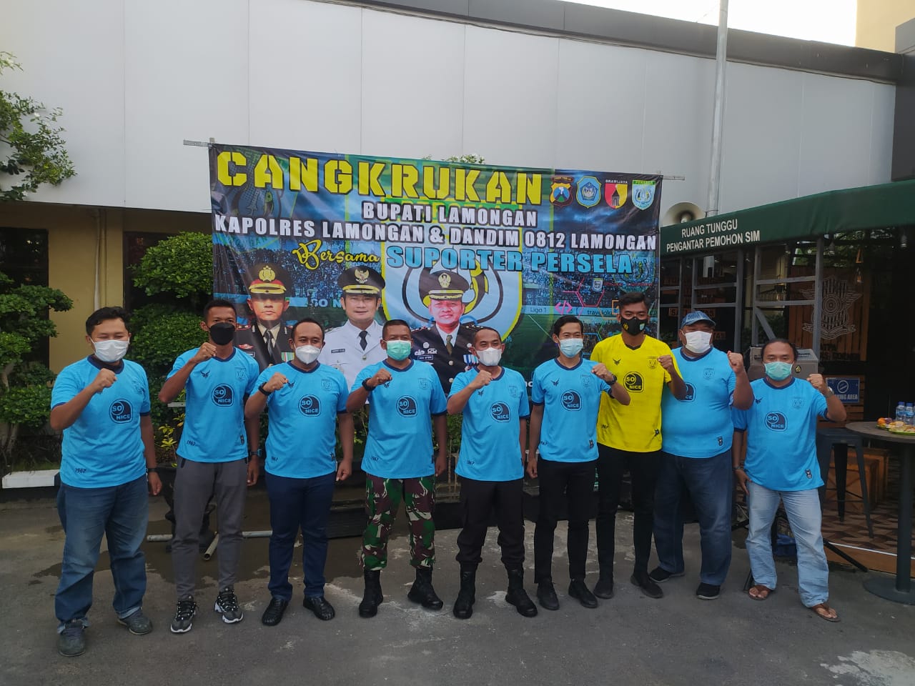 AKBP Miko, bersama pengurus LA mania, manajemen dan pemain Persela.