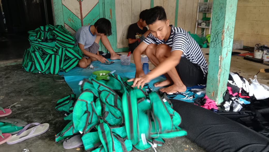 Pengrajin sepatu Gondang (Sawah) Desa Klotok Plumpang, Tuban (At.Wiloto/Bacasaja.id).
