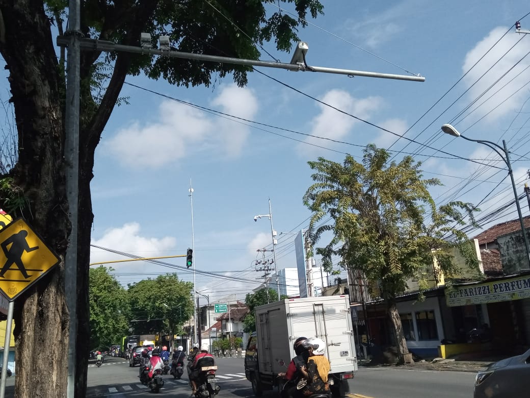 CCTV yang terpasang pada lampu pengatur lalulintas di salah satu bilangan Kabupaten Tulungagung. Tidak lama lagi, di sana bakal diterapkan tilang elektronik.