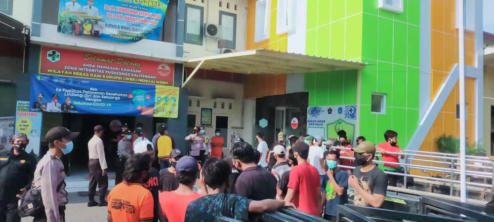 Warga Desa Tiwet melakukan protes di depan Puskesmas Kalitengah, Kab. Lamongan. 