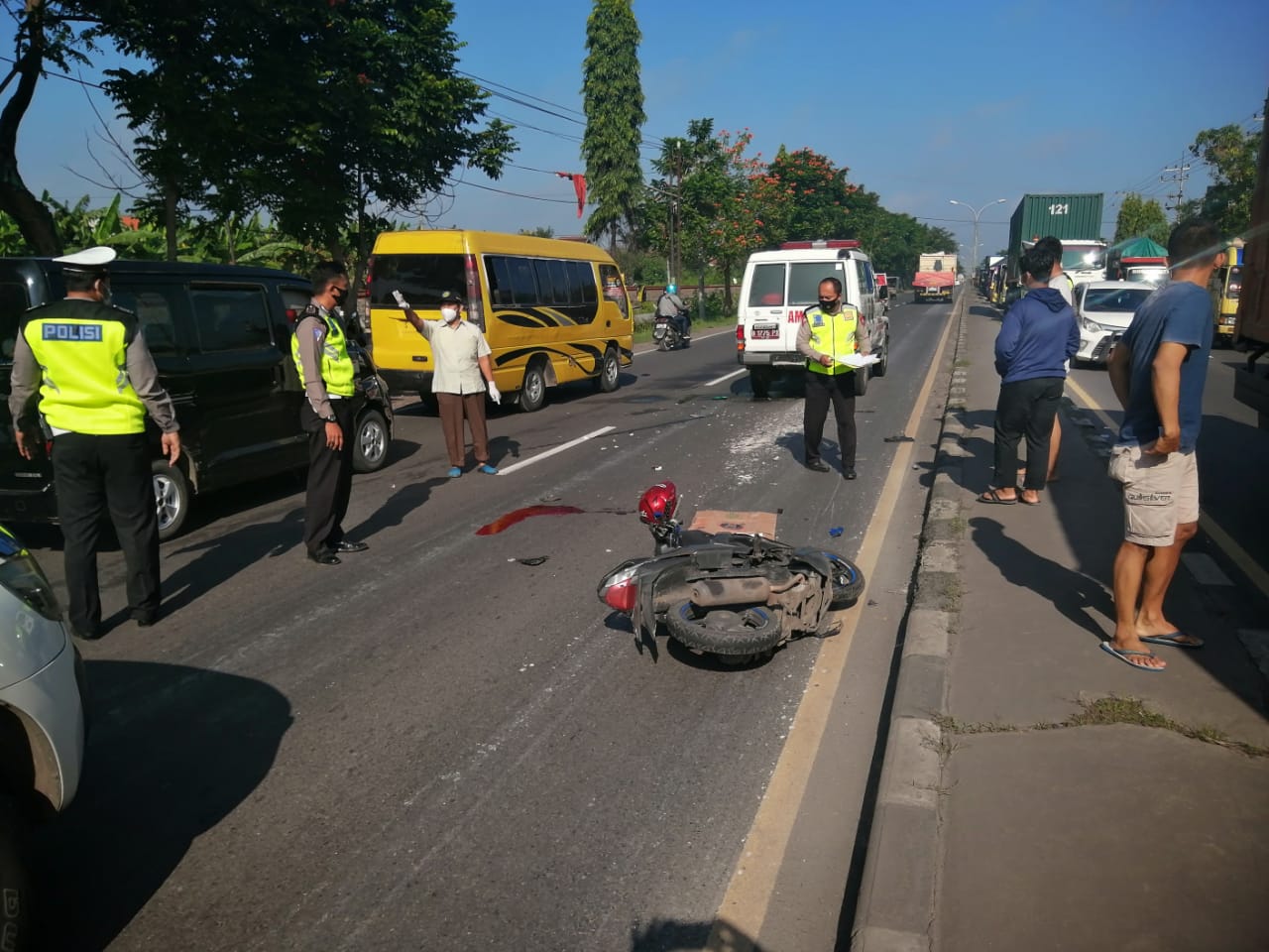 Sepeda motor korban sebelum dievakuasi usai tertabrak mobil ambulans desa.
