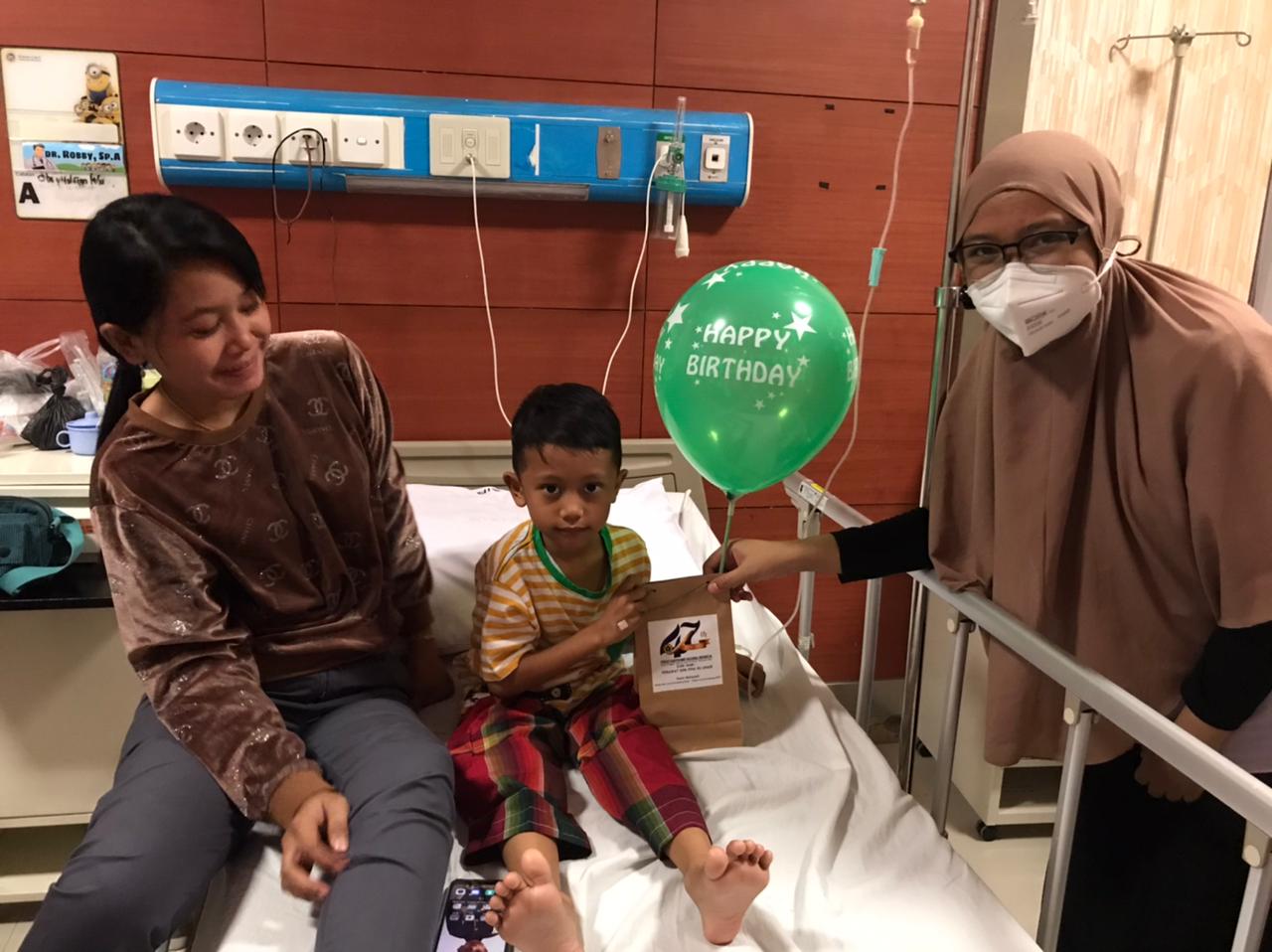Perawat membagikan souvenir kepada para pasien di RS Unair Surabaya