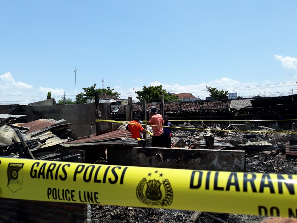 Personel Puslabfor Polda Jatim saat memeriksa bekas kebakaran Pasar Campurdarat, Tulungagung, Kamis (18/3/2021).