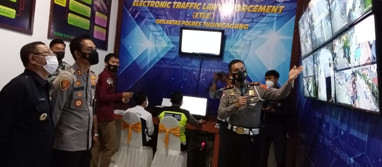 Suasana peluncuran tilang elektronik di Kabupaten Tulungagung di ruangan kontrol ETLE, Kamis (18/3/2021).