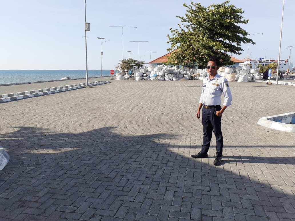 Petugas dari Dishub Gresik ketika di Pelabuhan Bawean.