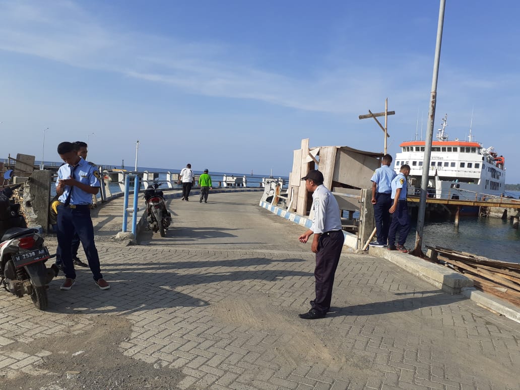 Petugas dari Dishub Gresik ketika di Pelabuhan Bawean.