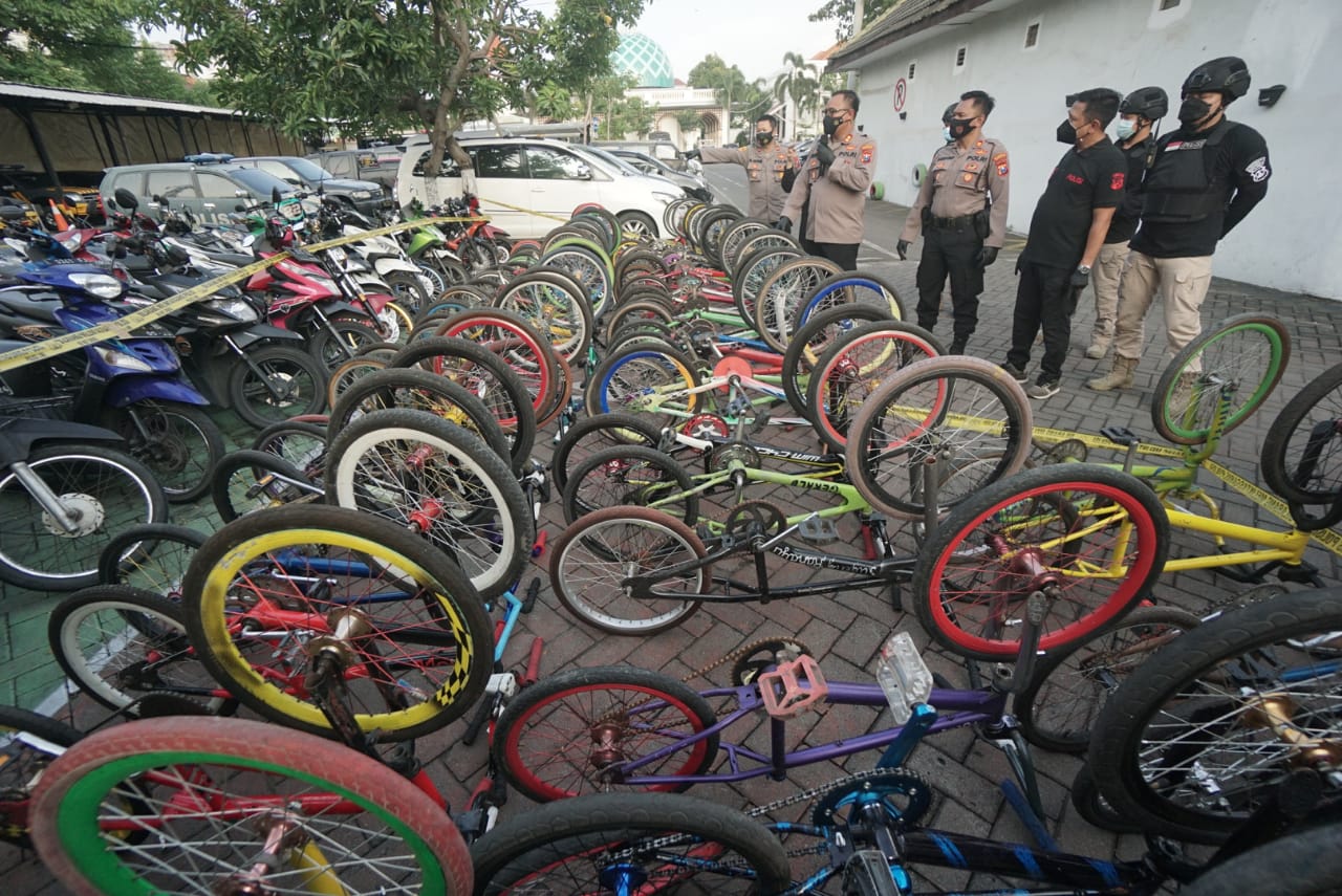 Barang bukti sepeda dan motor kenalpot brong di Mapolrestabes Surabaya.